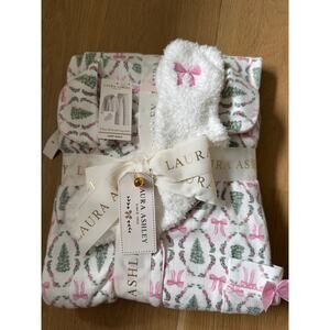 NWT Laura Ashley Christmas 2 pc Pajamas and Cozy Sock Gift Set Size S/M/L 🎀🎀